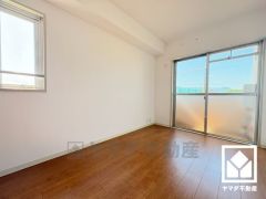 約4.6帖の洋室です。2面採光の窓からは明るい光が降り注ぎます。柔らかな光が差し込む洋室で、快適で落ち着いた生活をお送りいただけます。