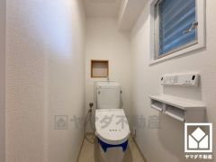 明るく清潔感溢れるトイレです。2連トイレットペーパーホルダーなのでお取替えの手間が軽減できます。