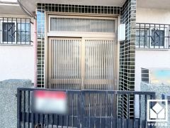 ドアの格子窓や欄間から光が差し込み、外出時にも帰宅時にも、明るい気持ちになれる玄関です。