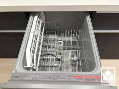 毎日の家事の負担を軽減でき、水道代の節約にもなる食器洗乾燥機付き。