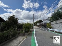 前面道路幅員約7mとゆったりとした広さがあるのでファミリーカー等の車の出入れも楽にできます。