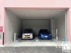 敷地内に駐車場を完備。重い荷物や雨の日の移動もスムーズで、快適なカーライフを実現。空き状況等は弊社スタッフまでお気軽にお問い合わせください。