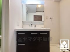 収納付きでスッキリお使い頂ける3面鏡の洗面台です。洗面ボウルが広めなので、忙しい朝でも身支度がしやすく時短になります。