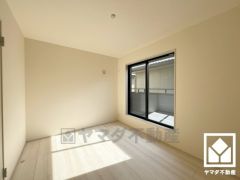 約6帖の2階南側洋室です。バルコニーにつながるお部屋で、通風・陽当たり良好。お子様のお部屋などにも丁度良い広さです。