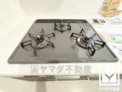 家族のごはん作りがはかどる。同時調理ができる3口コンロ付き。