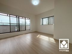 約7.5帖の3階南側洋室です。バルコニーにつながるお部屋で、通風・陽当たり良好。