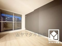 約5.7帖の洋室です。バルコニーにつながるお部屋で、通風・陽当たり良好。