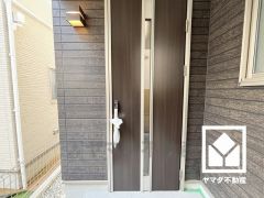 突然の来訪時でも安心なモニター付きインターホンを完備。お留守番中のお子様でも簡単に来訪者の確認ができます。