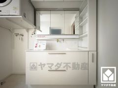 収納付きでスッキリお使い頂ける3面鏡の洗面台です。洗面ボウルが広めなので、忙しい朝でも身支度がしやすく時短になります。