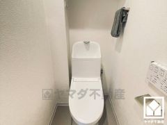 明るく清潔感溢れるトイレです。温水洗浄便座付きで、季節を問わずいつでも温かい便座をお使いいただけます。