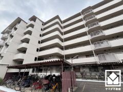 キッチンはカウンター付きの対面式。配膳や片付けがしやすく、お料理中でもお子様の様子が分かって安心です。