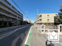 敷地内に駐車場を完備。現在、駐車場に空きがございます。空き状況は変動いたしますので、詳細は弊社スタッフまでお気軽にお問い合わせください。