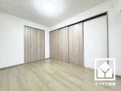 リビングに繋がるお部屋で、一体利用も可能です。