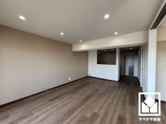 広々16帖のLDKが魅力。家族全員がリラックスできる、ゆったりとした快適リビングで温かい団らんの時間を。