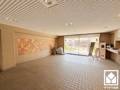 広々とした明るいエントランスホール。綺麗に整備されており、帰宅時や来客時にも気持ちの良い空間です。