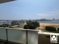 前面に視界を遮る高い建物がなく、海が一望できる開放的な景色が広がります。