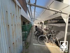 屋根付き駐輪場なので、雨や風、直射日光から自転車を守ることができます。