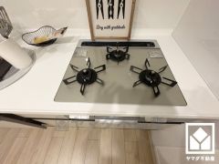 毎日の料理がもっとスムーズに。便利な3口コンロ付きキッチン。スタイリッシュなガラストップなので、お手入れもしやすいです。