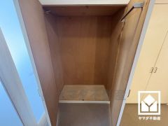 廊下にも収納が2か所あり、住空間を広々お使いいただけます。