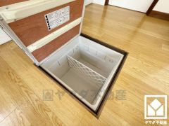 キッチンには床下収納がございます。災害時の非常食や食料品のストックなども保存できます。