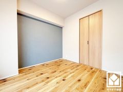約4.5帖の洋室です。お子様のお部屋などにも丁度良い広さです。