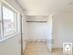 新たに家具を買わなくても良いので、ハンガーパイプ付きのクローゼットは嬉しいですね。