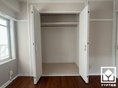 クローゼットは奥行きがあるので、収納力も申し分ありません。お洋服はもちろん、スーツケースなどの大物もしっかり収納できます。