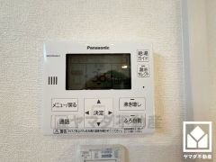 エコキュート搭載。ヒートポンプ技術で効率よくお湯を沸かすため、電気代がお得になります。火を使わないので安全性が高く、断水時にも貯めてあるお湯を生活用水として使用することができます。