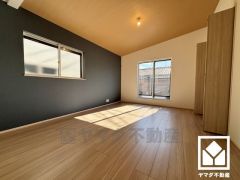 プライバシー・採光に配慮された広々17帖の2階リビングが魅力。家族全員がリラックスできる、ゆったりとした快適リビングで温かい団らんの時間を。