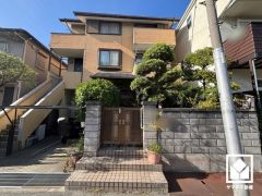 重厚感のあるファサードが、洗練された暮らしを予感させる。街並みに馴染みながらも、ひときわ目を引く存在感。