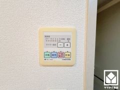 浴室暖房乾燥機付き。真冬の寒い浴室を暖かく、また雨の日の洗濯物の乾燥にと多用途に活躍する機能です。