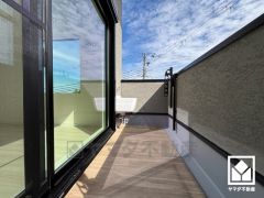 南向きバルコニーで陽当たり、風通し良好。バルコニーが2か所ございますので、お洗濯物をたっぷりと干す事ができます。