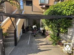 カーゲート付きの駐車スペースで盗難やいたずらを防止します。玄関のそばで荷物の上げ下ろしができるので便利です。