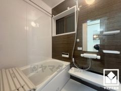 1日の疲れを癒す浴室でゆったりリフレッシュ。小窓が付いているので明るく、こもりがちな湿気もすぐ取り除くことができます。