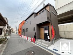阪神電鉄本線「尼崎センタープール前」駅まで徒歩約4分、阪神電鉄武庫川線「武庫川」駅まで徒歩約13分の立地。