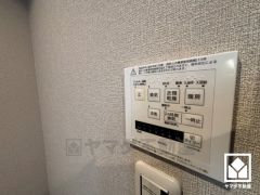 浴室暖房乾燥機付き。真冬の寒い浴室を暖かく、また雨の日の洗濯物の乾燥にと多用途に活躍する機能です。