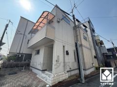 収納力豊富なウォークインクローゼット付き。お洋服はもちろんアウトドア用品や日用品のストックなども収納可能。