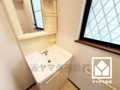 1階のトイレに設置されている収納付きの洗面台です。手洗いが別なので、衛生的に使えます。