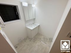 小さなお子様のお風呂上りもこのスペースがあればゆったりとして頂けます。室内洗濯機置場がございますので、天候に左右されず洗濯していただけます。