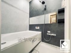 ゆったり足が伸ばせるので、毎日の疲れを癒やすバスタイムを実現。鏡が横長なので、お子様でも見やすく便利です。