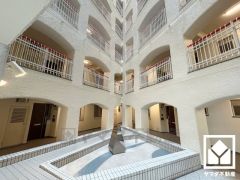 上質な素材と洗練されたデザインが織りなすロビー。住まう人の誇りを感じさせる、優雅な迎えの空間。