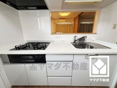 開放的なセミオープンキッチンでご家族とのコミュニケーションが取りやすいです。
