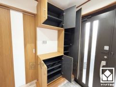 玄関にはシューズボックスを完備。家族の靴もしっかり収納できるので、玄関がいつも片付き、気持ちよくお客様を迎えられます。