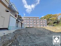 「キリン堂尼崎東店」まで徒歩5分、「業務スーパーTAKENOKO園田店」まで徒歩11分など、お買い物施設が徒歩圏内に複数あり便利な住環境です。