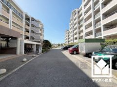 敷地内に100％確保の駐車場を完備（月額1000円、敷金15000円、無線発信機補償金10000円）。重い荷物や雨の日の移動もスムーズで、快適なカーライフを実現。