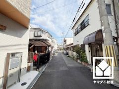 JR福知山線「尼崎」駅まで徒歩約14分。「スーパーマルハチ尼崎駅前店」まで徒歩9分などお買い物施設も徒歩圏内に複数あり、毎日の通勤・通学や日常のお買い物、休日のお出かけまで利便性に優れています。