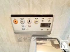 温水洗浄便座付きで、季節を問わずいつでも温かい便座をお使いいただけます。