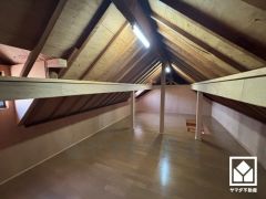 収納力豊富な屋根裏収納付き。アウトドア用品や季節の荷物、趣味の道具もしっかり収納できます。