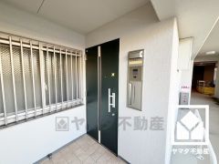 シンプルで洗練された玄関デザイン。帰るたびにホッとできる、心地よい住まいの入り口。