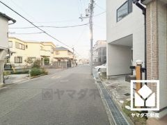 前面道路幅員約6.0mとゆったりとした広さがあるのでファミリーカー等の車の出入れも楽にできます。